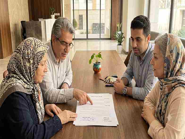 اعضای هیئت مدیره ساختمان در حال بررسی متن قرارداد مدیریت ساختمان